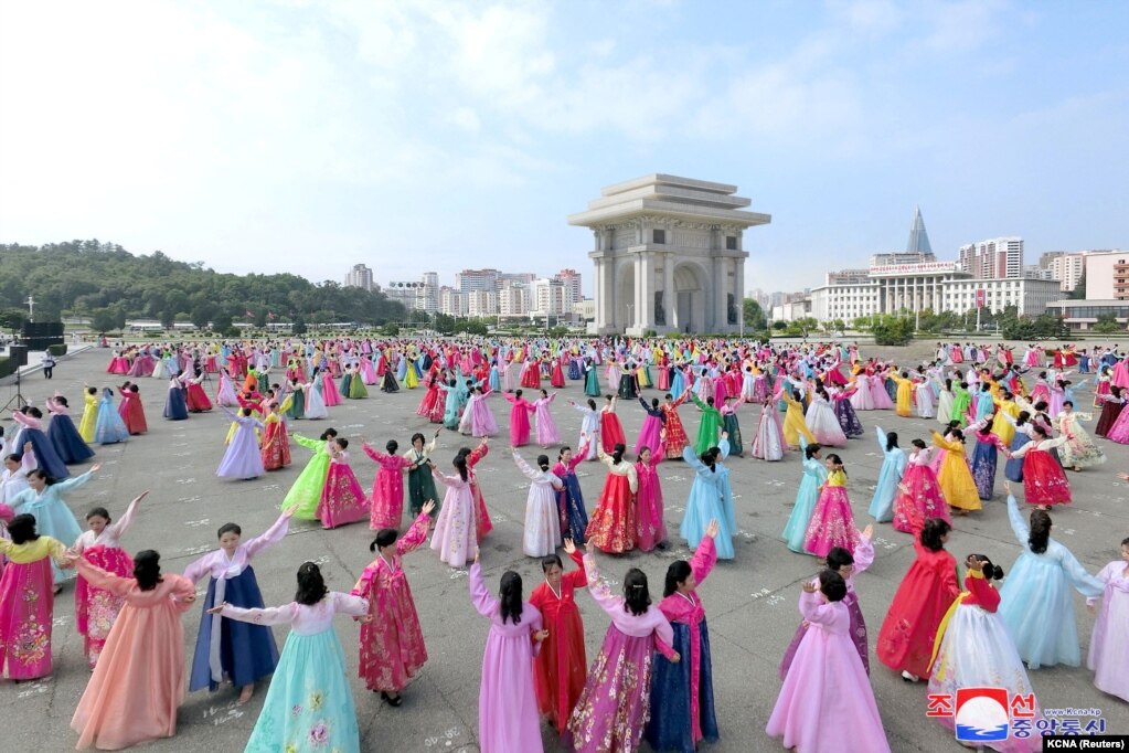 Njerëzit në një ballo me rastin e 78-vjetorit të çlirimit të Koresë nga sundimi kolonial i Japonisë 1910-1945 në Harkun e Triumfit, në Phenian, Koreja e Veriut, 15 gusht 2023.