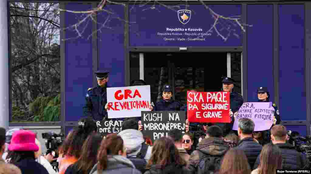 Protestuesit u ndalë para ndërtesës së Qeverisë së Kosovës.&nbsp;