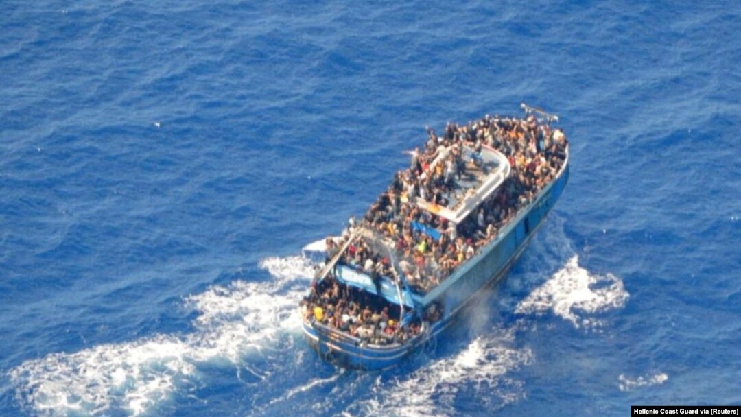 Imagine generică reprezentând o barcă de mici dimensiuni suprapopulată cu migranți. 