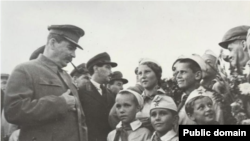 Генеральный секретарь ЦК КПСС Иосиф Сталин и пионеры. Архивное фото