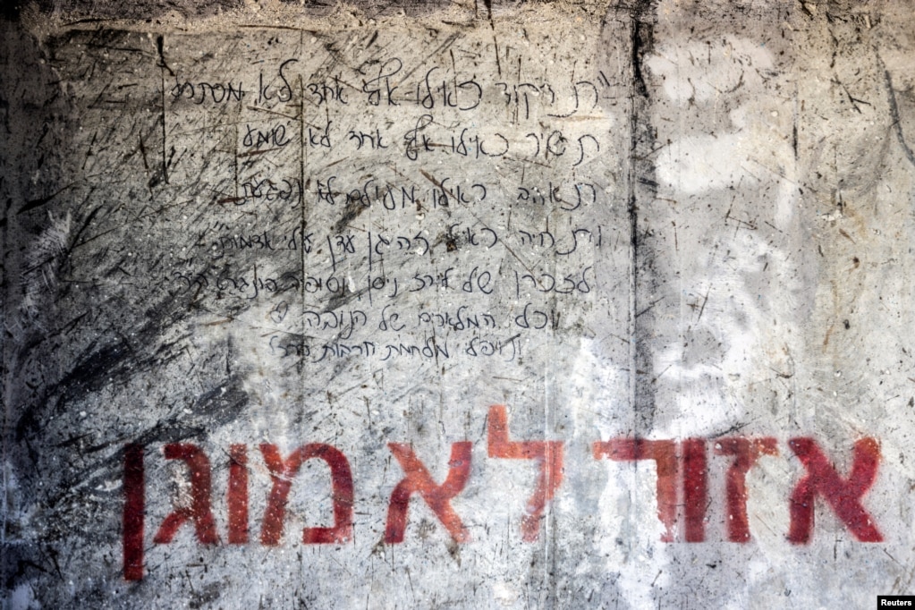 Mbishkrime në murin në hyrje të strehimores në Kibbutz Beeri në Izraelin jugor, 8 dhjetor 2023. Këtu po ashtu u vranë njerëzit që u strehuan nga sulmet në Festivalin Nova më 7 tetor nga Hamasi.