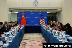 Ministarka trgovine SAD Đina Remando na sastanku s kineskim ministrom trgovine Vang Ventaom, Peking 28. avgust 2023.