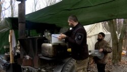 Kuzhinieri i njohur gatuan për trupat teksa lufton me minjtë në llogoret e Ukrainës