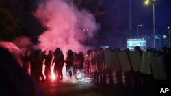 Полицейският кордон изтласква протестът нагоре по ул. "Гурко" към спортното министерство, 16 ноември 2023 г.