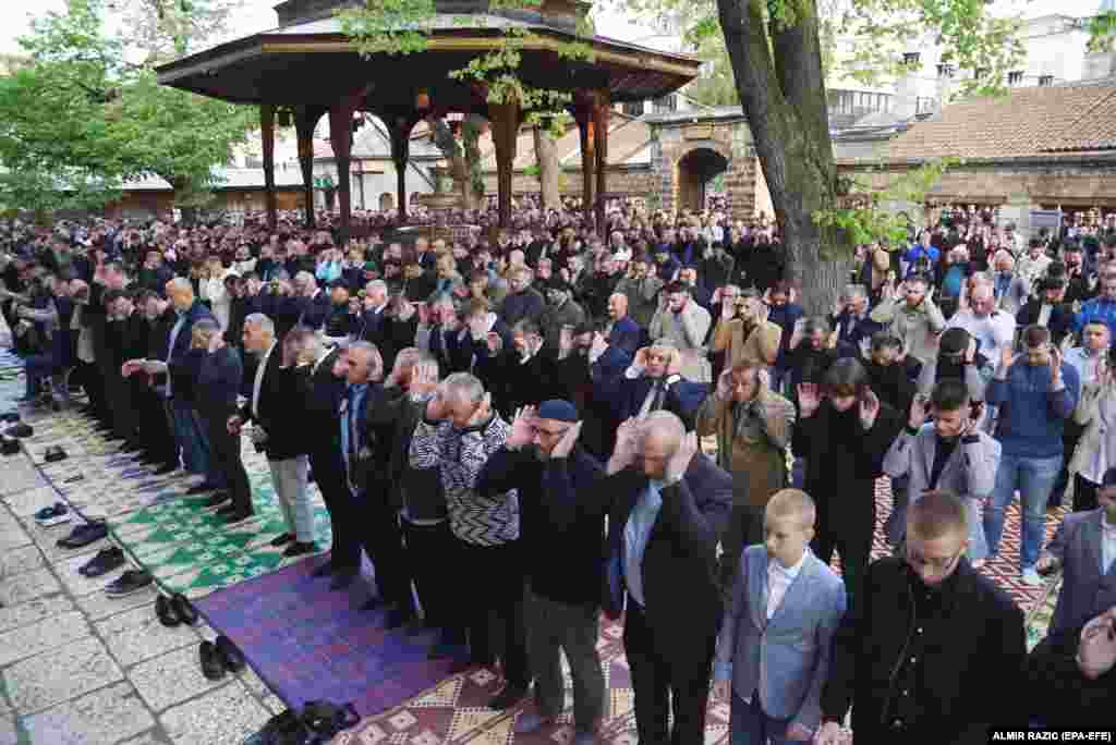 Верующие собрались у фонтана в историческом дворе мечети Гази Хусрев-бег в Сараево, Босния и Герцеговина.