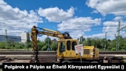 Májusban még a bírósági tiltás ellenére is dolgoztak a Déli Körvasúton Mészáros Lőrinc cégei