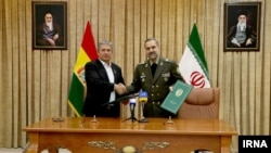 محمدرضا آشتیانی (راست) وزیر دفاع جمهوری اسلامی پس از امضای یادداشت تفاهم دفاعی و امنیتی با همتای بولیویایی خود، ادموندو نووییو