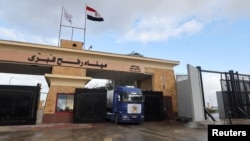 Камион влиза в Египет от Газа на граничния пункт Рафах между Египет и Ивицата Газа по време на временното примирие между Хамас и Израел в Рафах, Египет, 27 ноември 2023 г. 