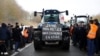 Poruka "Volim svoj posao, ali bih volio od njega da živim" na jednom od traktora kojima su poljoprivrednici blokirali autoput A16, blizu Beauvaisa, 23. januara 2024.