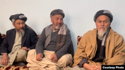 Бананды мысыққа салыңыз Американдық әке секс мультфильмі