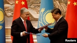 Казакстандын президенти Касым-Жомарт Токаев жана Кытайдын лидери Си Цзиньпин.