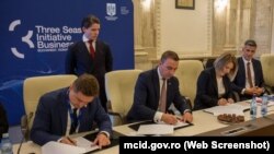 Oficialii României și ai Republicii Moldova semnează memorandumul din domeniul digitalizării. 