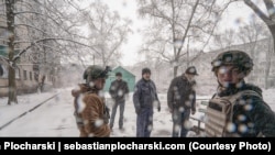 Волонтёр Микола Могилевский со своей командой и местными жителями во время эвакуации. Часов Яр, март 2023
