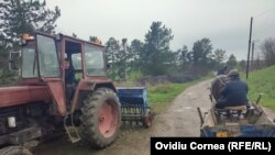 Dani, tânăr fermier (20 de ani), stă la taclale cu un alt localnic. Doar câteva zeci de tineri mai locuiesc în comuna Ploscoș, județul Cluj. Are doar 540 de locuitori, cu aproape 25% mai puțin decât acum zece ani. Mulți tineri au plecat la oraș sau în străinătate.