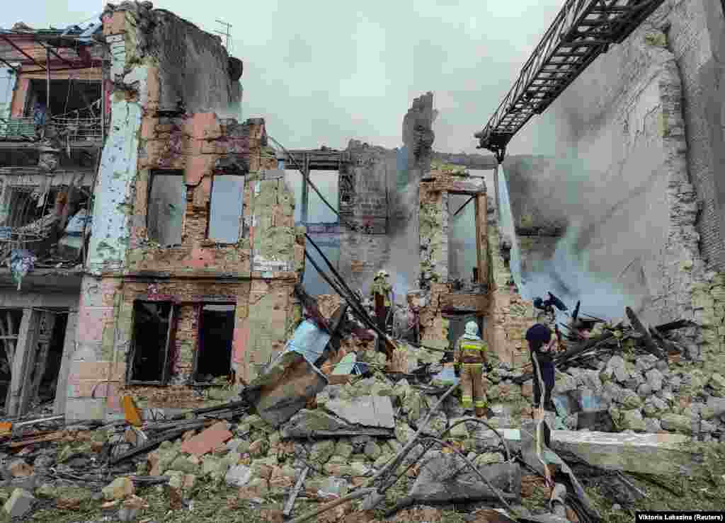 Зруйнований триповерховий будинок у Миколаєві. Рятувальники розбирають завали. Москва від початку&nbsp;повномасштабного вторгнення&nbsp;заперечує цілеспрямовану&nbsp;атаку на цивільних, попри наявність свідчень і доказів цього
