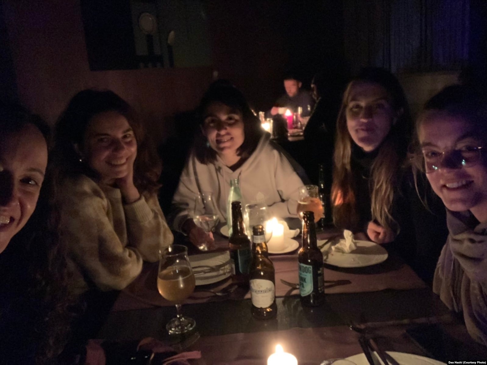 Dea Haxhi dhe koleget e saj në CARE International, në një restorant në Lviv, në një periudhë kur ishte ndërprerë energjia elektrike.