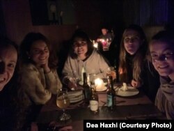 Dea Haxhi dhe koleget e saj në CARE International, në një restorant në Lviv, në një periudhë kur ishte ndërprerë energjia elektrike.