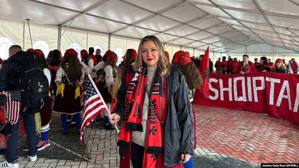 Bedrana Duka nga Maqedonia e Veriut dhe jeton në SHBA, duke festuar 28 Nëntorin në Tiranë.