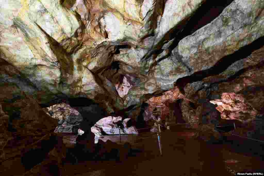 Shpella e Gadimes paraqet fenomen karstik unik jo vetëm në Kosovë, por edhe më gjerë. Është e zhvilluar nga gurët gëlqerorë me moshë paleozoike të mermerizuar me dimensione të vogla hapësinore e të ndërfutur në shkëmbinjtë e fletëzuar (rreshpet).
