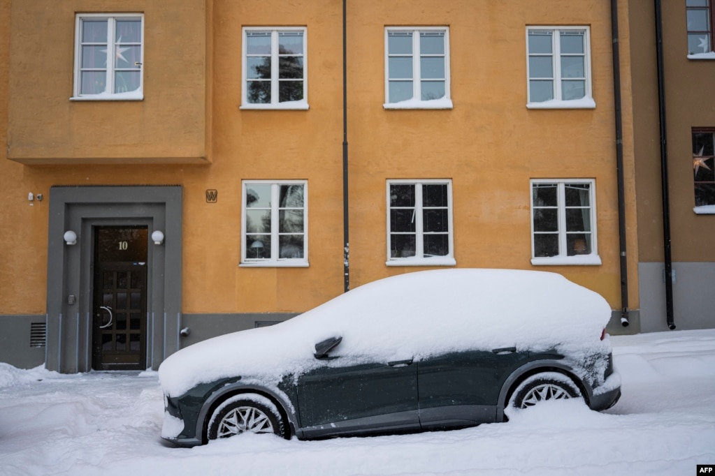 Një veturë e mbuluar me dëborë pas reshjeve të 4 janarit 2024 në Sundbyberg, afër Stokholmit.  