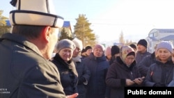 Канболот Тутуев Нарын шаарында ККМге каршы чыккан соодагерлер менен жолугушуп жаткан учур. 5-декабрь, 2023-жыл.