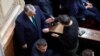 Володимир Зеленський, жестикулюючи, звертається до Віктора Орбана на церемонії президентської інавгурації в Буенос-Айресі, 10 грудня 2023 року