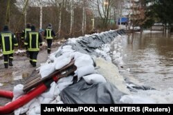 Vatrogasci pomažu u izgradnji zaštita od poplava na istoku Njemačke, 4. januar 2023.