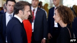  Еманюел Макрон беседва с Лейла Слимани след среща с посланиците на франкофонските страни в Джерба на 19 ноември 2022 година 