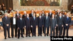 Представители на страните в Съвета за сигурност на ООН през 2003 г. В средата на първия ред - тогавашният генерален секретар на ООН Кофи Анан. Вдясно от него - Стефан Тафров, ротационен председател на Съвета за сигурност. Зад Тафров - Сергей Лавров, представител на Русия.