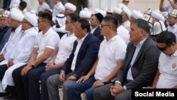 Фотография сделана на церемонии открытия нового здания муфтията. Райымбек Матраимов сидит в центре. 27 августа 2023 г.