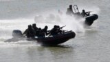 Militari ai Marinei Române în acțiune în timpul exercițiului militar „Sea Shield 2023”, condus de NATO în Delta Dunării, lângă portul Mahmudia, la 300 de kilometri est de București, România, 30 martie 2023.