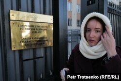 Девушка выходит из здания генерального консульства России. Алматы, 17 марта 2024 года