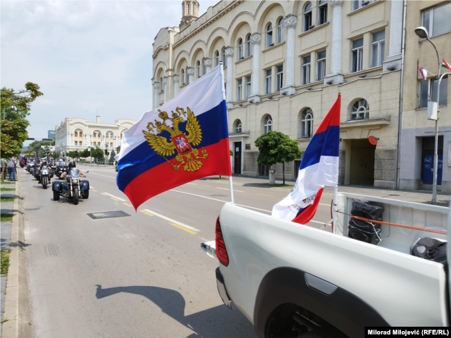 Zastave Rusije i Republike Srpske na Vidovdanskoj vožnji u Banjaluci, 27. juna 2023.
