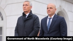 Премиерот на Северна Македонија Димитар Ковачевски на 21 ноември го пречека генералниот секретар на НАТО, Јенс Столтенберг, кој е во официјална посета на Северна Македонија.