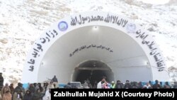 مراسم افتتاح تونل سالنگ پس از سه ما بازسازی از سوی ملا عبدالغنی برادر معاون رئیس الوزرای حکومت طالبان.
