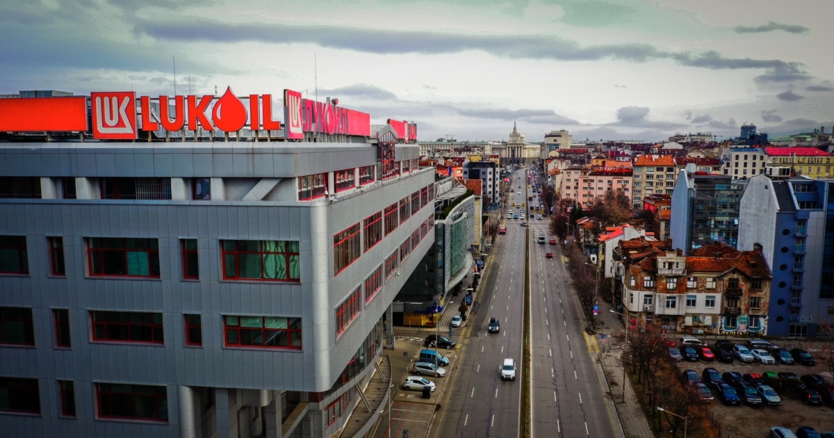 Продажбата на активи на руската Лукойл в България ще става