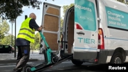 Zaposlenik sklanja električni romobil usluge Tier sharing s ulice u Parizu, pred zabranu korištenja ovog prijevoznog sredstva u francuskoj prijestolnici prvog dana septembra, 23. august.