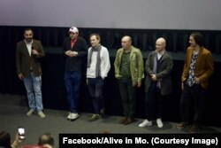 Regizorul Grigore Bechet, actorul Cătălin Lungu și producătorul Igor Guzun (cel de-al treilea din dreapta) și alți membri ai echipei de producție a peliculei „Alive in Mo...”, în fața spectatorilor, la premiera filmului, care a avut loc la Chișinău pe 4 ianuarie 2024.