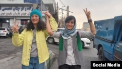 الهه محمدی و نیلوفر حامدی پس از آزادی از زندان. یک‌شنبه ۲۴ دی