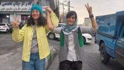 الهه محمدی (راست) و نیلوفر حامدی، خبرنگاران روزنامه‌های هم‌میهن و شرق، در دی‌ماه پارسال پس از ۱۷ ماه به‌ طور موقت از زندان آزاد شدند