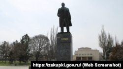 Памятник Ленину в поселке Нижнегорское после реконструкции, согласно проекту, февраль 2021 года