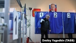 Muškarac glasa na predsjedničkim izborima u Rusiji 17. marta 2024.