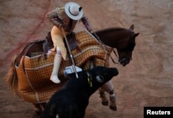 Španski pikador zabija koplje u bika na festivalu San Fermin u Pamploni, Španija, 11. jula 2019.