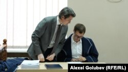Procurorii Petru Iarmaliuc (stânga) și Vitalie Codreanu în ședința de judecată din 8 februarie.
