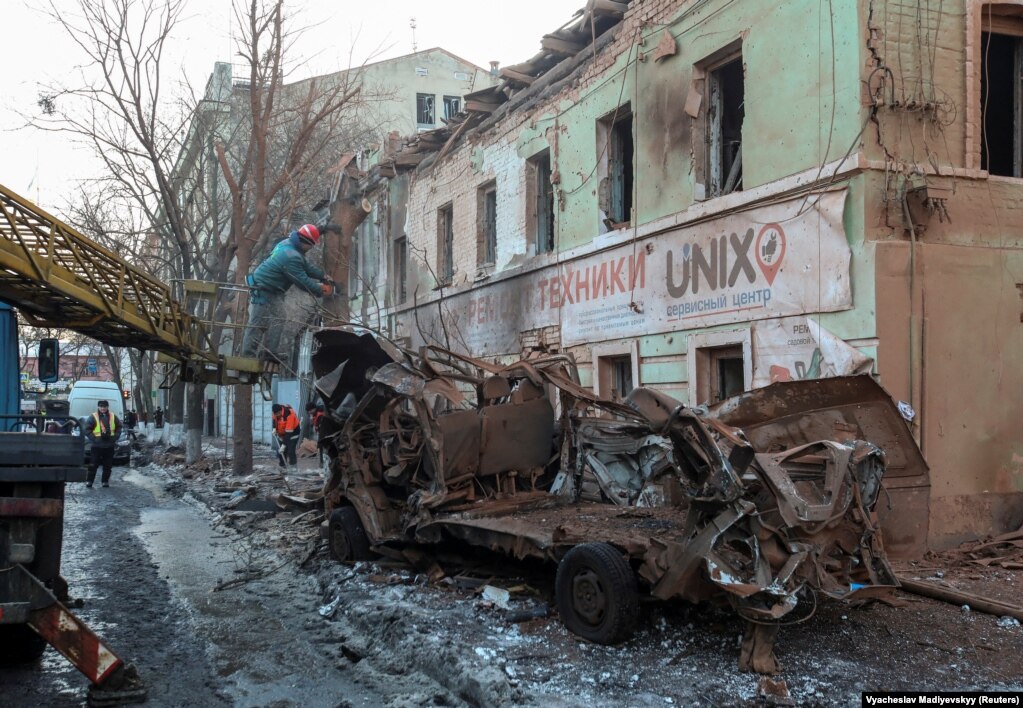 Në mëngjes, punonjësit e bashkisë i largonin mbeturinat nga sulmi rus në Harkiv.