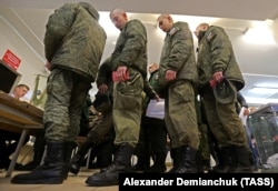 Российские военнослужащие участвуют в голосовании на выборах. Иллюстративное фото