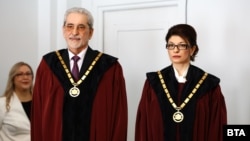 Борислав Белазелков и Десислава Атанасова по време на церемонията по встъпването им в длъжност като членове на Конституционния съд в петък.