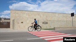 Un bărbat merge cu bicicleta pe lângă Castelul Mimi, locul de desfășurare a Summit-ului Comunității Politice Europene, în satul Bulboaca, Anenii Noi, 24 mai 2023
