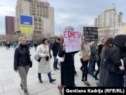 Lumnije Salihu, në anën e majtë të fotografisë gjatë protestës në Prishtinë më 14 mars.