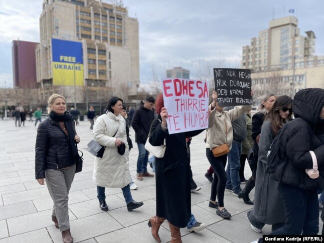 Lumnije Salihu, në anën e majtë të fotografisë gjatë protestës në Prishtinë më 14 mars.